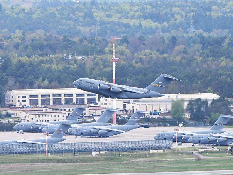 Blick auf den US-Militärflughafen Ramstein in Rheinland-Pfalz: Gerade hebt eine Militärmaschine ab.