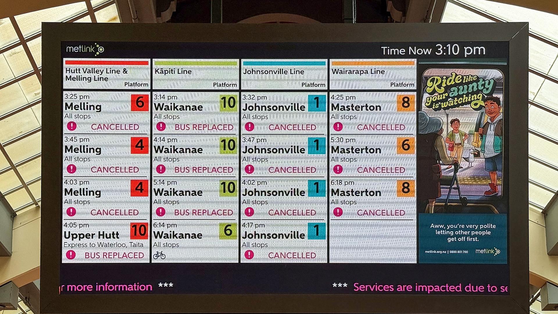 Auf einem Bildschirm in der Central Railway Station in Wellington sind Anzeigen der gecancelten Züge zu lesen. Auf einem Bildschirm in der Central Railway Station in Wellington sind Anzeigen der gecancelten Züge zu lesen.