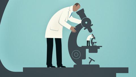 Illustration: Ein großer Wissenschaftler im weißen Kittel schaut durch ein Mikroskop auf einen kleinen Wissenschaftler. Das geht in einer Endlosschleife weiter Illustration: Ein großer Wissenschaftler im weißen Kittel schaut durch ein Mikroskop auf einen kleinen Wissenschaftler. Das geht in einer Endlosschleife weiter