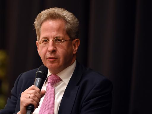 Der CDU-Politiker Hans-Georg Maaßen spricht in ein Mikrofon. 