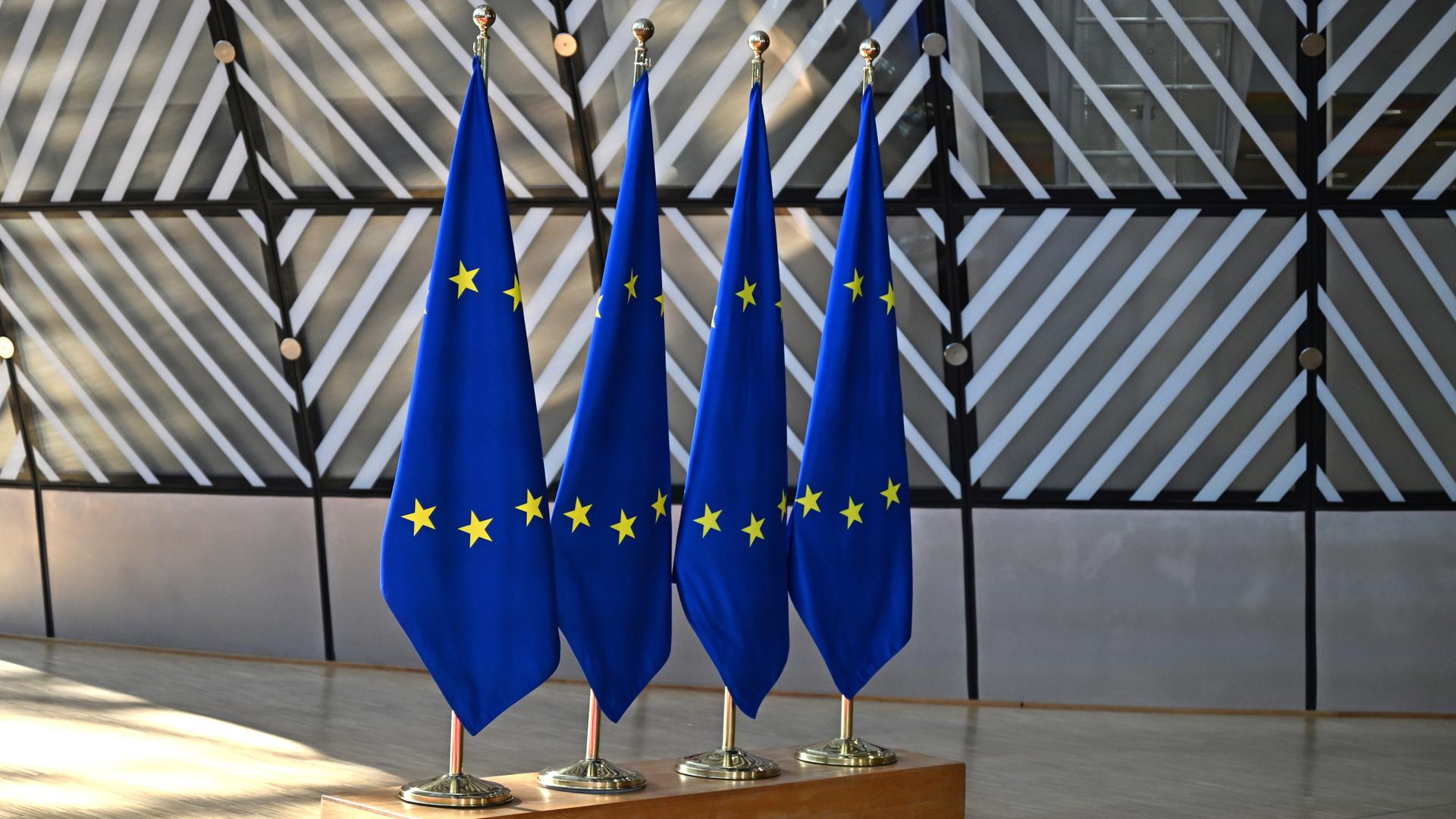 Brüssel: Europäische Flaggen stehen vor dem Treffen der Außenministerinnen und Außenminister der EU-Staaten im Flur des Europäischen Rates. Brüssel: Europäische Flaggen stehen vor dem Treffen der Außenministerinnen und Außenminister der EU-Staaten im Flur des Europäischen Rates.