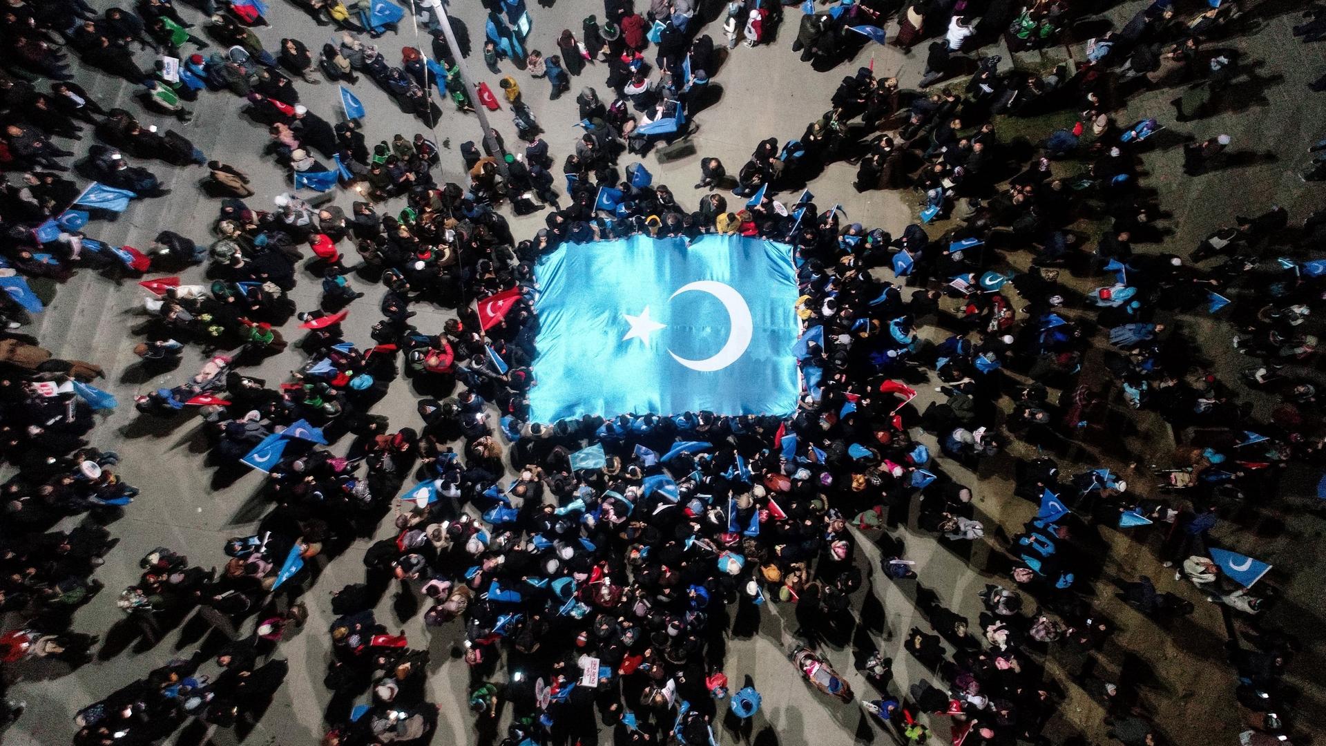 Ein Drohnenfoto zeigt, wie sich Tausende Menschen an der Fatih-Moschee in Istanbul versammeln, um an einer Demonstration gegen die Verfolgung der Uiguren in Xinjiang durch China teilzunehmen (Symbolbild)
