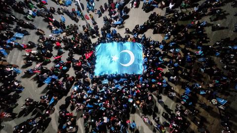 Ein Drohnenfoto zeigt, wie sich Tausende Menschen an der Fatih-Moschee in Istanbul versammeln, um an einer Demonstration gegen die Verfolgung der Uiguren in Xinjiang durch China teilzunehmen (Symbolbild)
