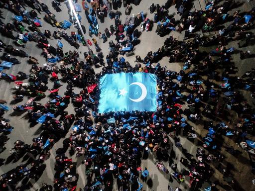 Ein Drohnenfoto zeigt, wie sich Tausende Menschen an der Fatih-Moschee in Istanbul versammeln, um an einer Demonstration gegen die Verfolgung der Uiguren in Xinjiang durch China teilzunehmen (Symbolbild)