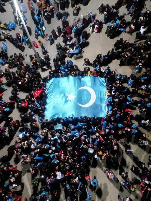 Ein Drohnenfoto zeigt, wie sich Tausende Menschen an der Fatih-Moschee in Istanbul versammeln, um an einer Demonstration gegen die Verfolgung der Uiguren in Xinjiang durch China teilzunehmen (Symbolbild)