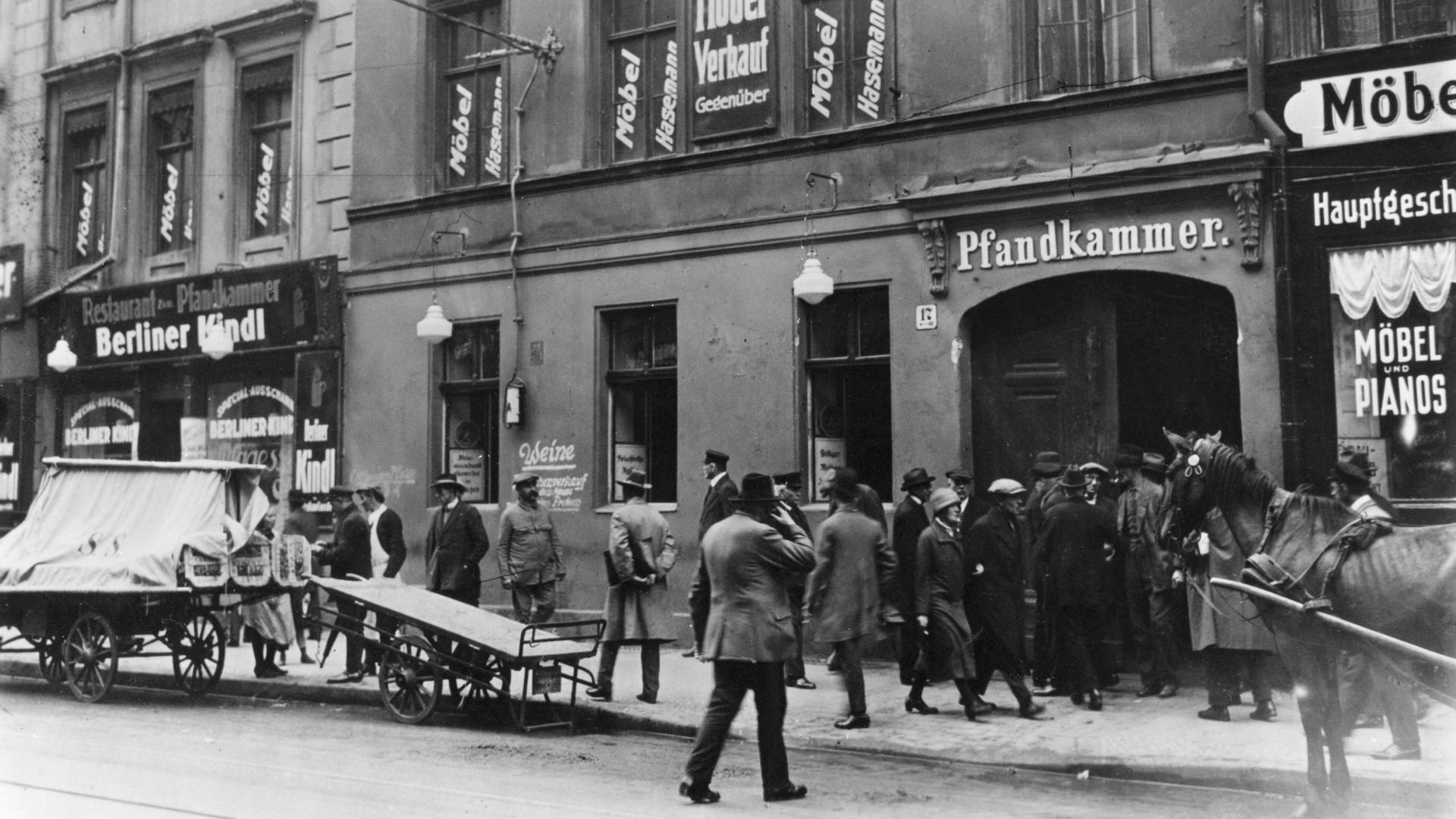 Historisches Foto aus Berlin, Neue Schönhauser Str.17, Scheunenviertel. Teilansicht des Wohn- und Geschäftshauses, ca.1923.