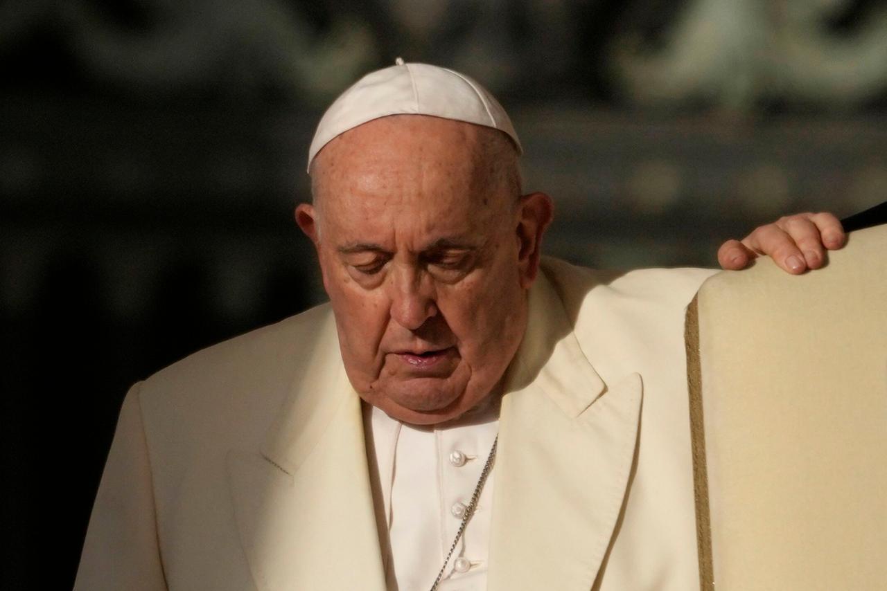 Vatikanstadt: Papst Franziskus kommt zu seiner wöchentlichen Generalaudienz auf dem Petersplatz.