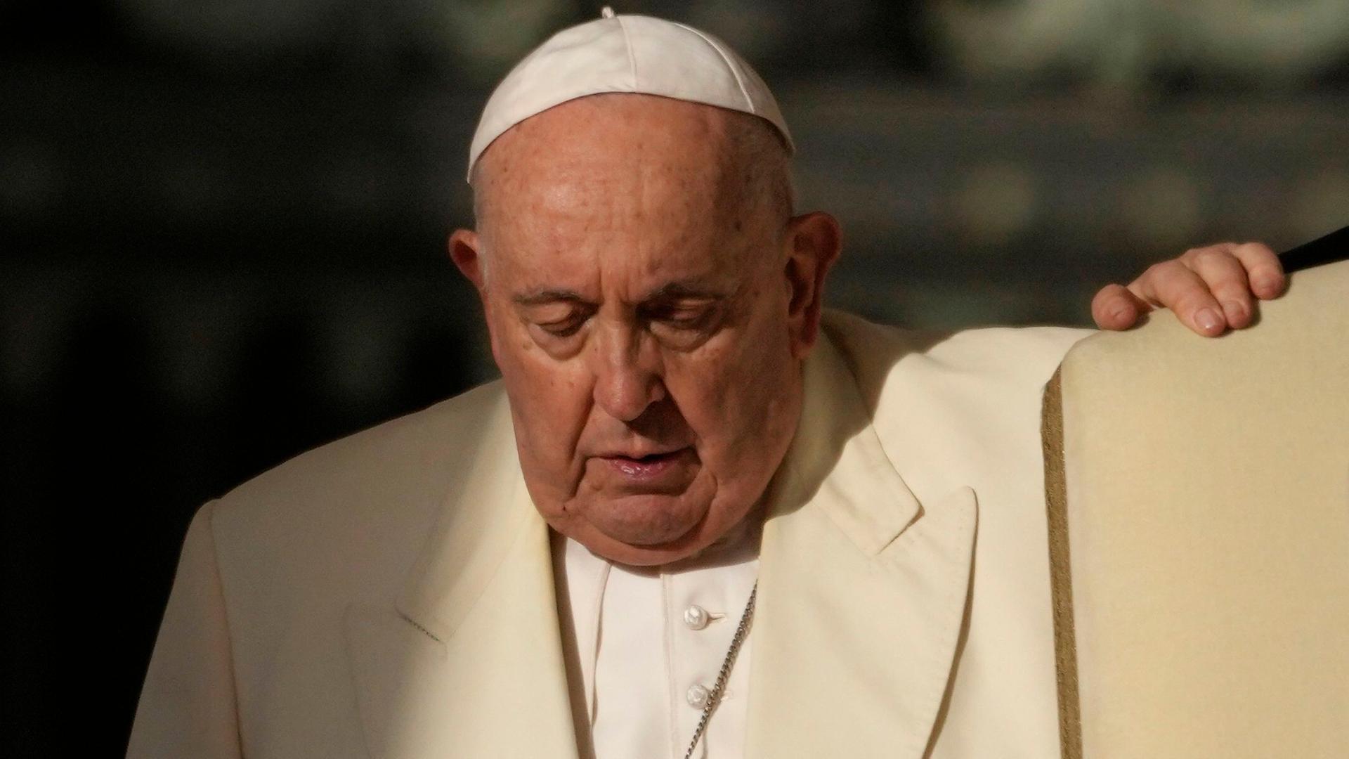 Vatikanstadt: Papst Franziskus kommt zu seiner wöchentlichen Generalaudienz auf dem Petersplatz.