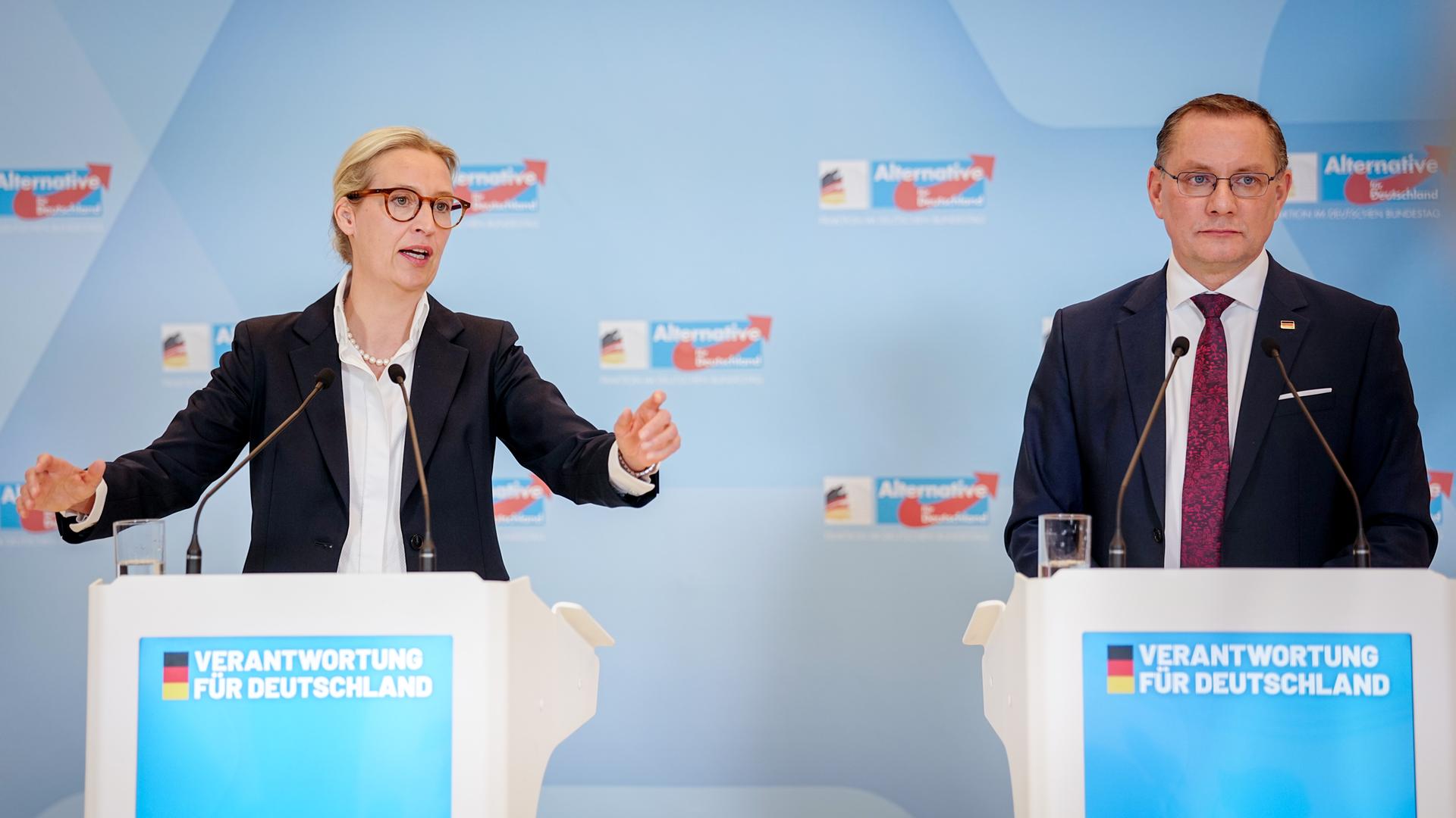 Alice Weidel und Tino Chrupalla, die AfD-Bundes- und Fraktionsvorsitzenden, geben ein Statement ab. Alice Weidel und Tino Chrupalla, die AfD-Bundes- und Fraktionsvorsitzenden, geben ein Statement ab.