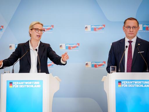 Alice Weidel und Tino Chrupalla, die AfD-Bundes- und Fraktionsvorsitzenden, geben ein Statement ab.