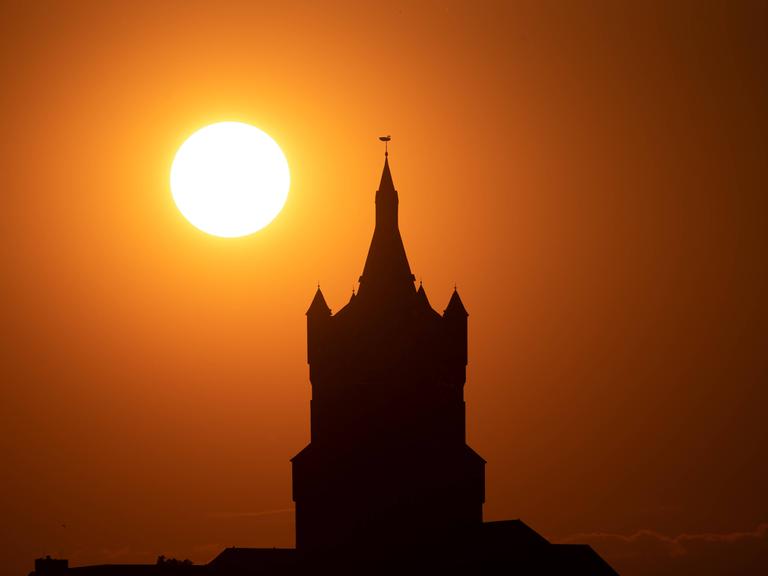 Die alte Schwanenburg in Kleve (NRW) in der untergehenden Sonne.