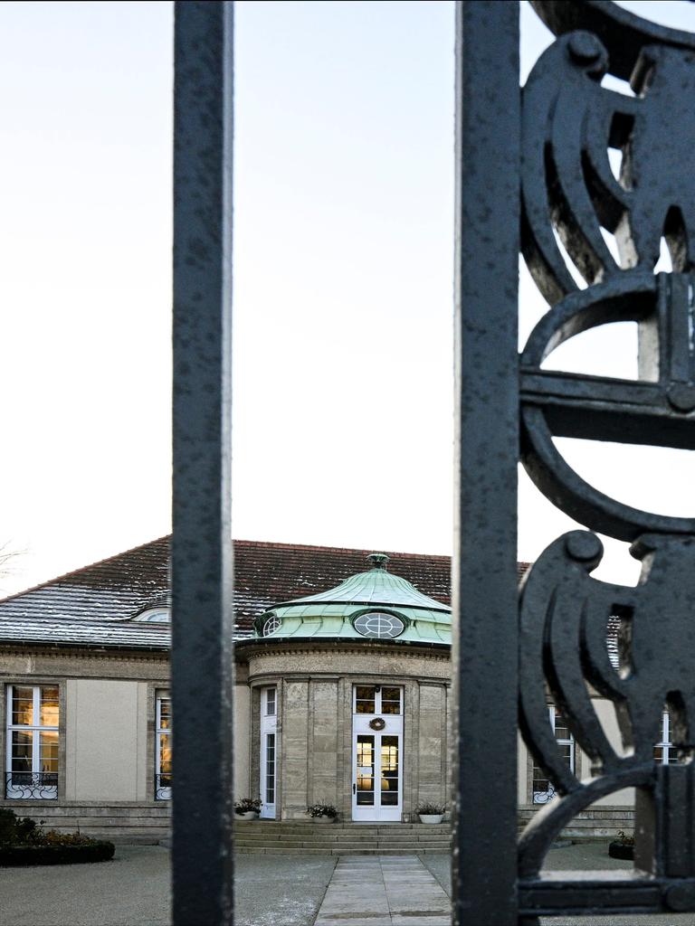 Blick durch das Eisentor auf das Landhaus Adlon bei Potsdam