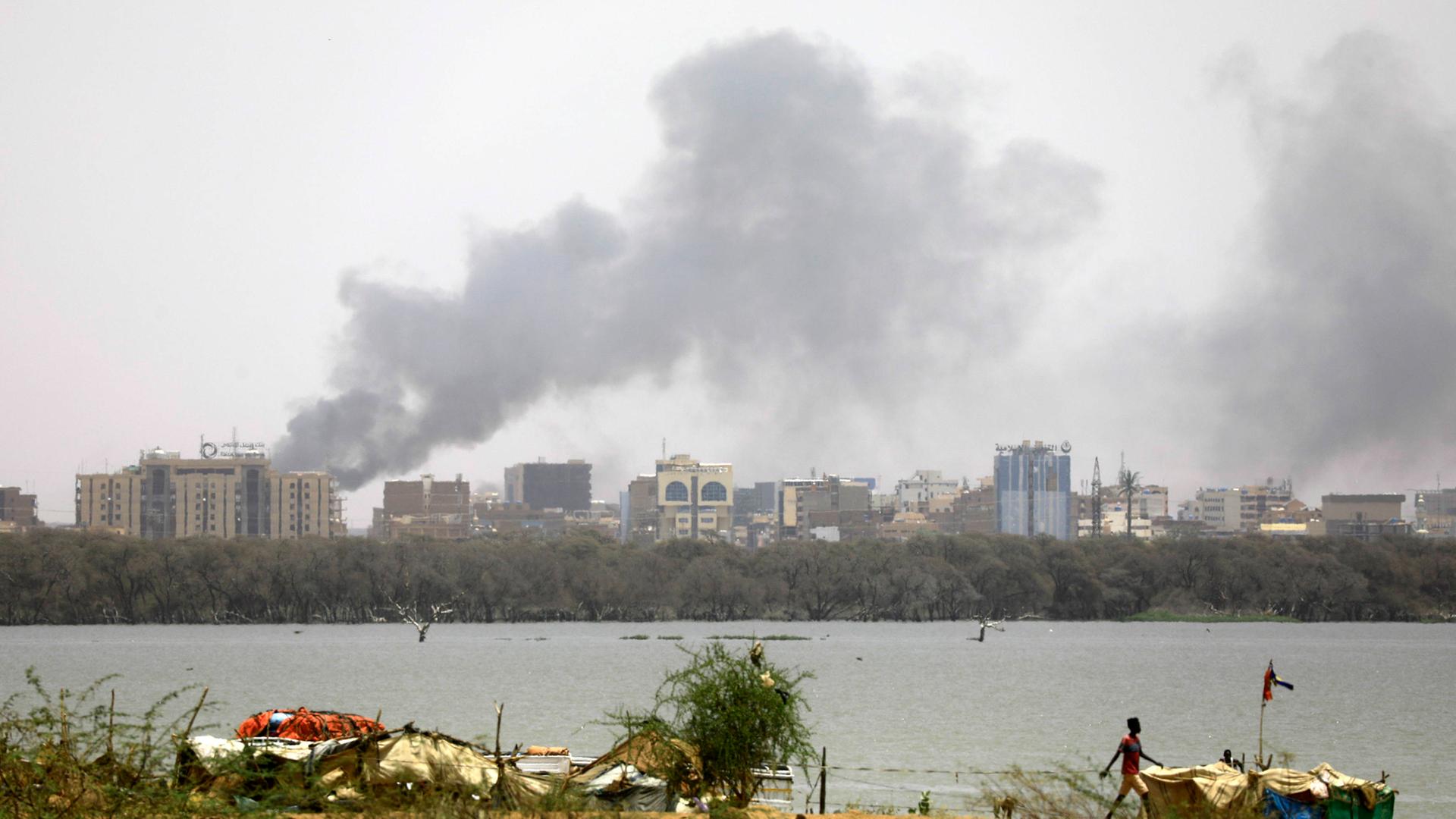 In der Ferne steigt aus einem Gebäude in der sudanesischen Hauptstadt Khartum Rauch auf.