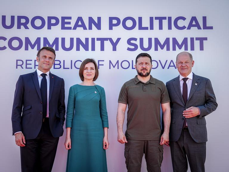 Emmanuel Macron, Präsident von Frankreich, Maia Sandu, Präsidentin der Republik Moldau, Wolodymyr Selenskyj, Präsident der Ukraine, und Bundeskanzler Olaf Scholz (SPD) stehen beim Gipfeltreffen der Europäischen Politischen Gemeinschaft (EPG) in Moldau vor einer Fotowand nebeneinander.