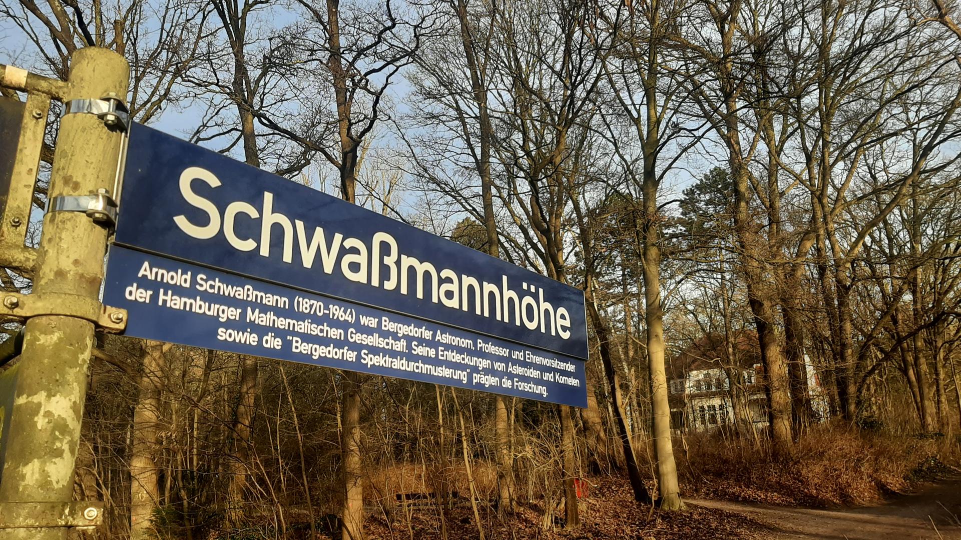 An einem Weg in der Nähe der Hamburger Sternwarte steht ein Straßenschild mit der Aufschrift "Schwaßmannhöhe" 