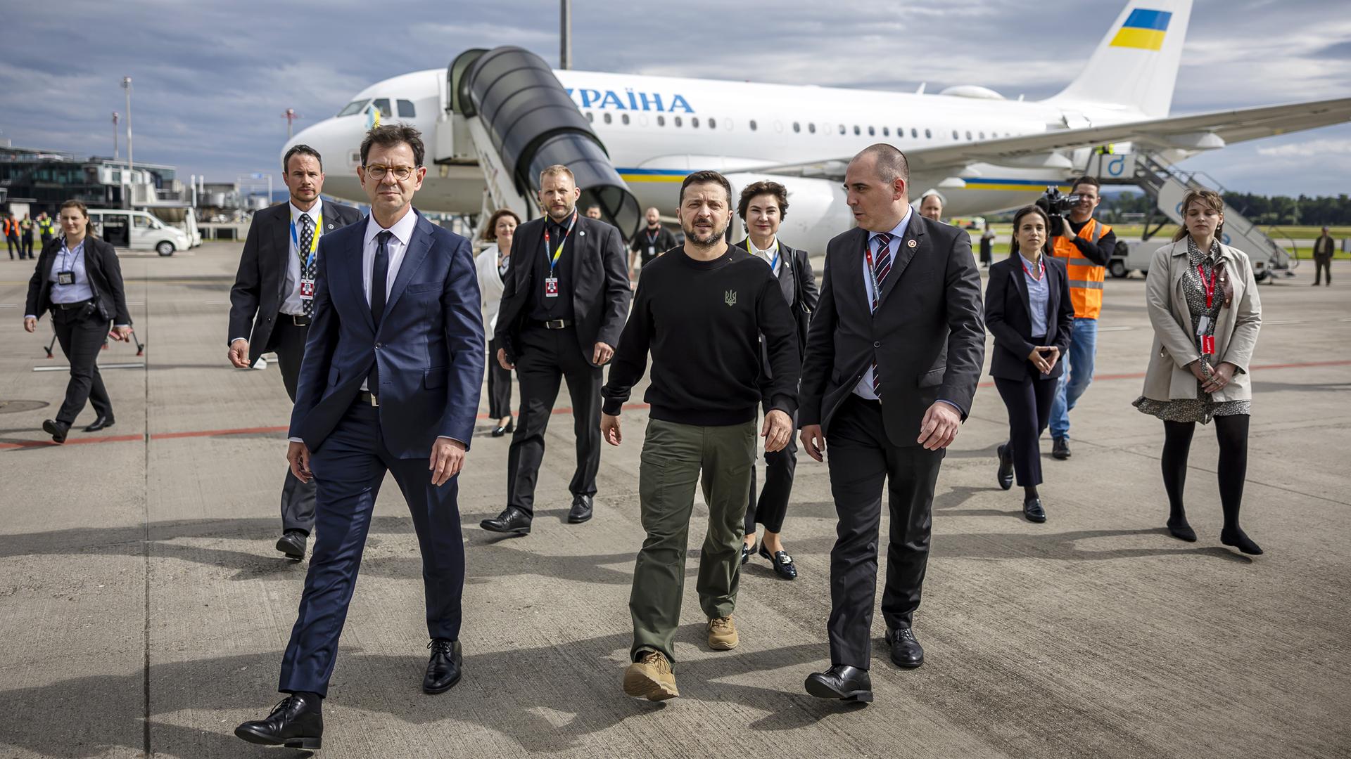 Der ukrainische Präsident Wolodymyr Selenskyj (Mitte) wird am 14. Juni auf einem Flughafen empfangen. Selenskyj nimmt an der Konferenz "Summit on Peace in Ukraine" teil, die am 15. und 16. Juni im Bürgenstock Resort in der Schweiz stattfindet.
