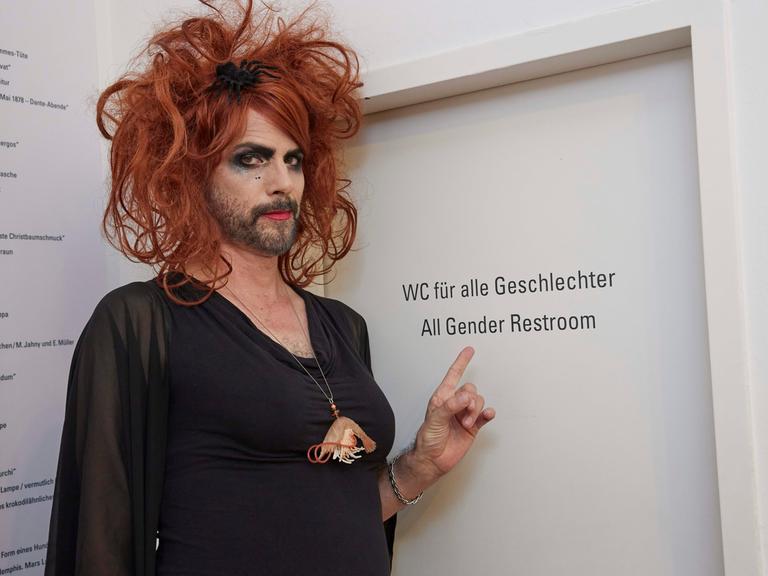 Gisela Sommer steht im «Museum der Dinge» in der Oranienstraße vor einer Toilette, die für alle Geschlechter offen ist. Das Museum muss demnächst aus ihren Räumen ausziehen.