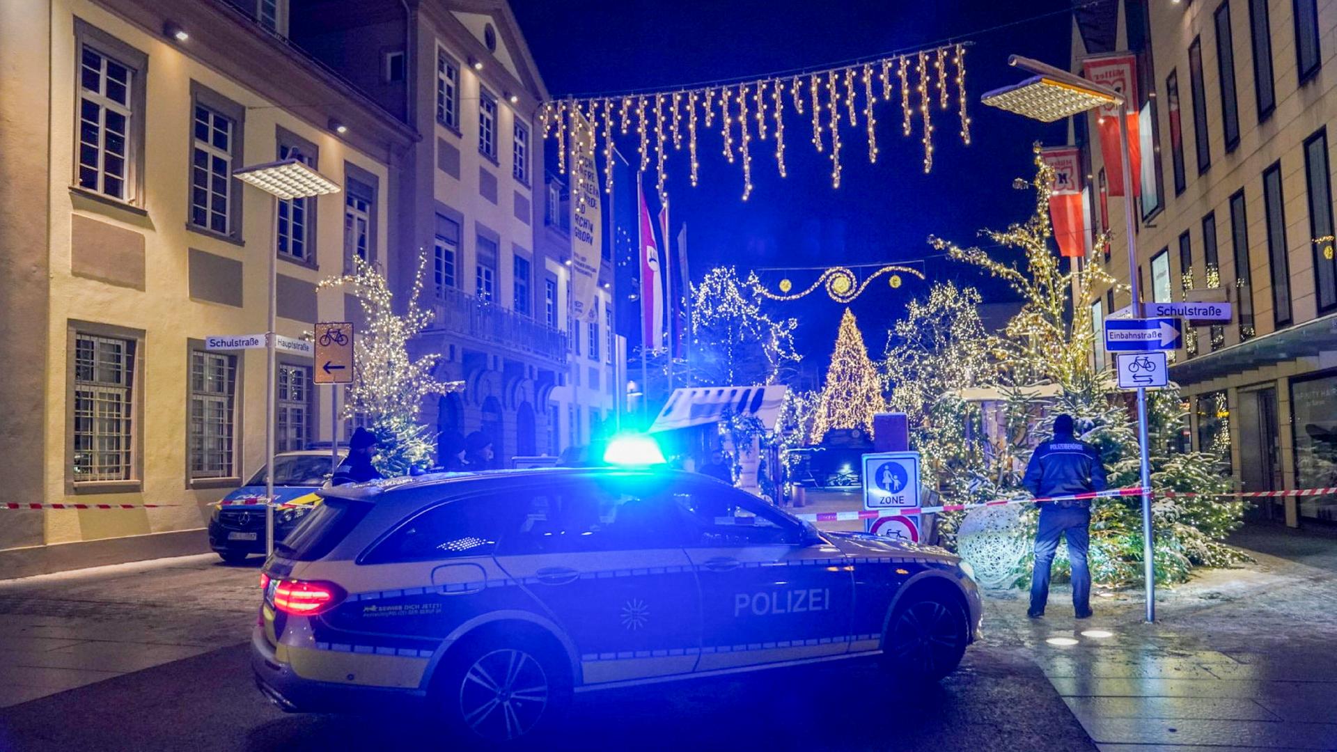 Polizeibeamte sichern den Weihnachtsmarkt ab. Polizeibeamte sichern den Weihnachtsmarkt ab.
