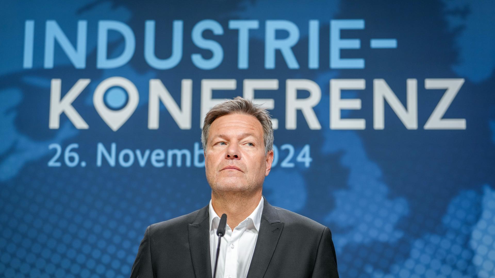 Robert Habeck, Bundesminister für Wirtschaft und Klimaschutz, gibt zu Beginn der "Industriekonferenz 2024" des Bundeswirtschaftsministeriums eine Pressekonferenz. Robert Habeck, Bundesminister für Wirtschaft und Klimaschutz, gibt zu Beginn der "Industriekonferenz 2024" des Bundeswirtschaftsministeriums eine Pressekonferenz.