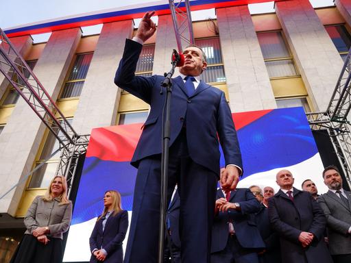 Milorad Dodik, Präsident der Teilrepublik Srekpska, spricht während einer Kundgebung Ende Februar in der bosnischen Stadt Banja Luka. 