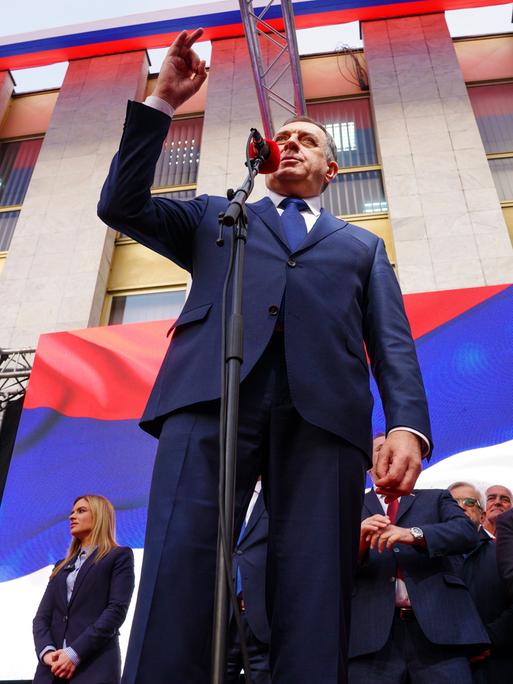 Milorad Dodik, Präsident der Teilrepublik Srekpska, spricht während einer Kundgebung Ende Februar in der bosnischen Stadt Banja Luka. 