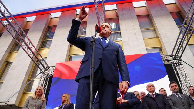 Milorad Dodik, Präsident der Teilrepublik Srekpska, spricht während einer Kundgebung Ende Februar in der bosnischen Stadt Banja Luka. 