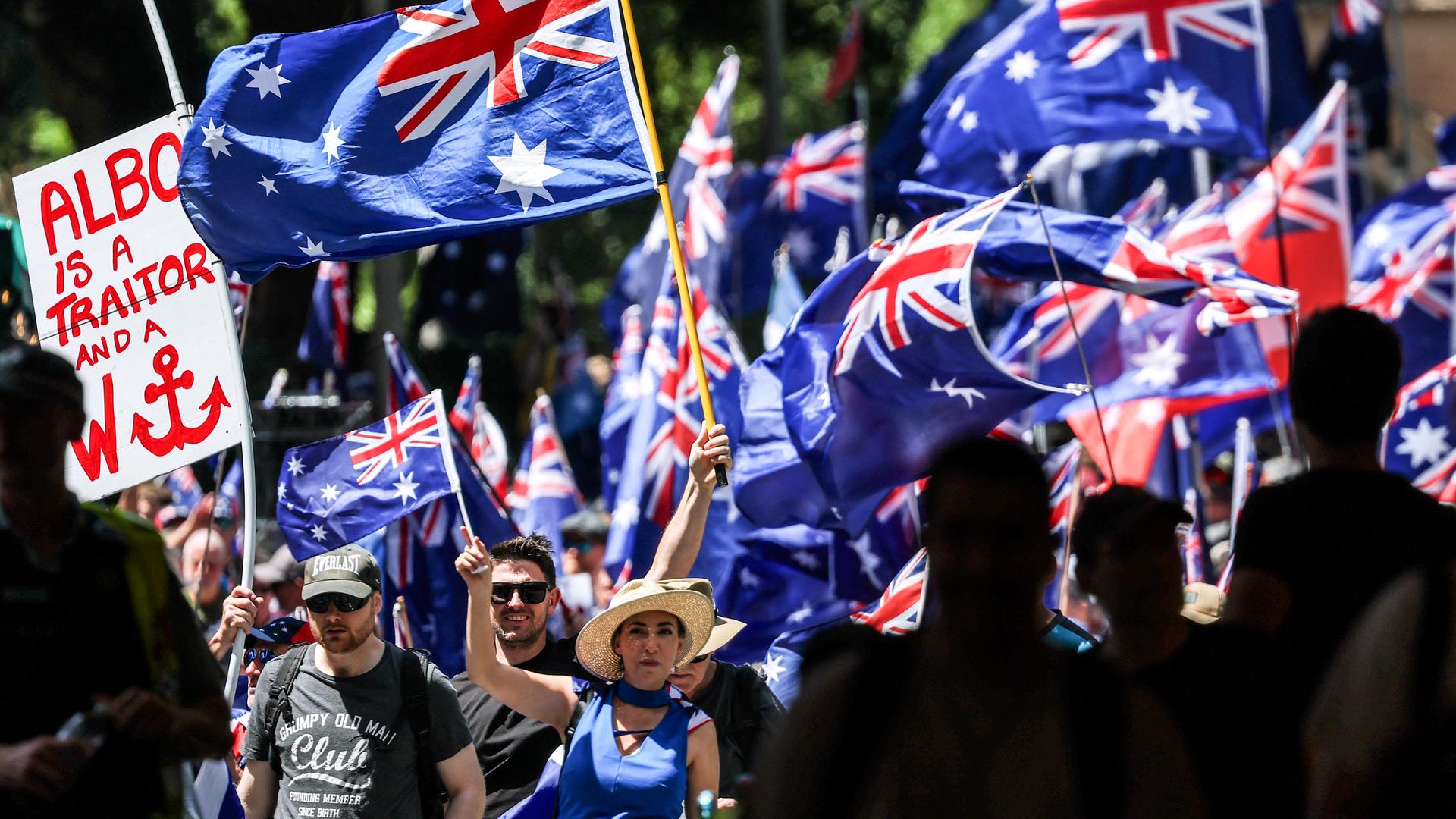 Demonstranten halten die australische Flagge hoch.