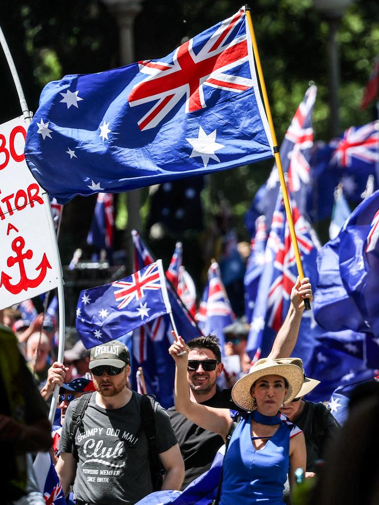 Demonstranten halten die australische Flagge hoch.