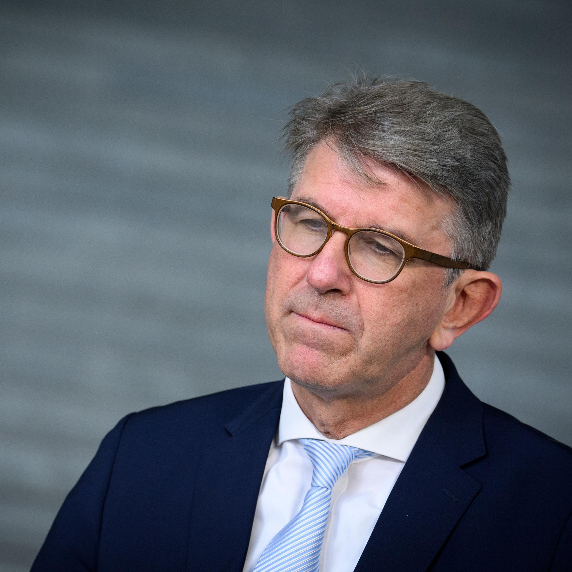 Porträt von Kulturstaatsminister Wolfram Weimer im Bundeskanzleramt