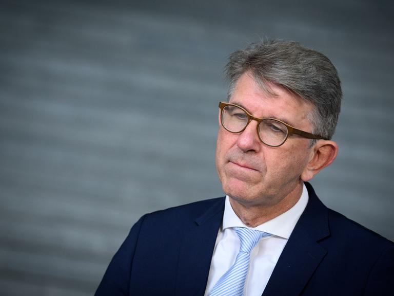 Porträt von Kulturstaatsminister Wolfram Weimer im Bundeskanzleramt