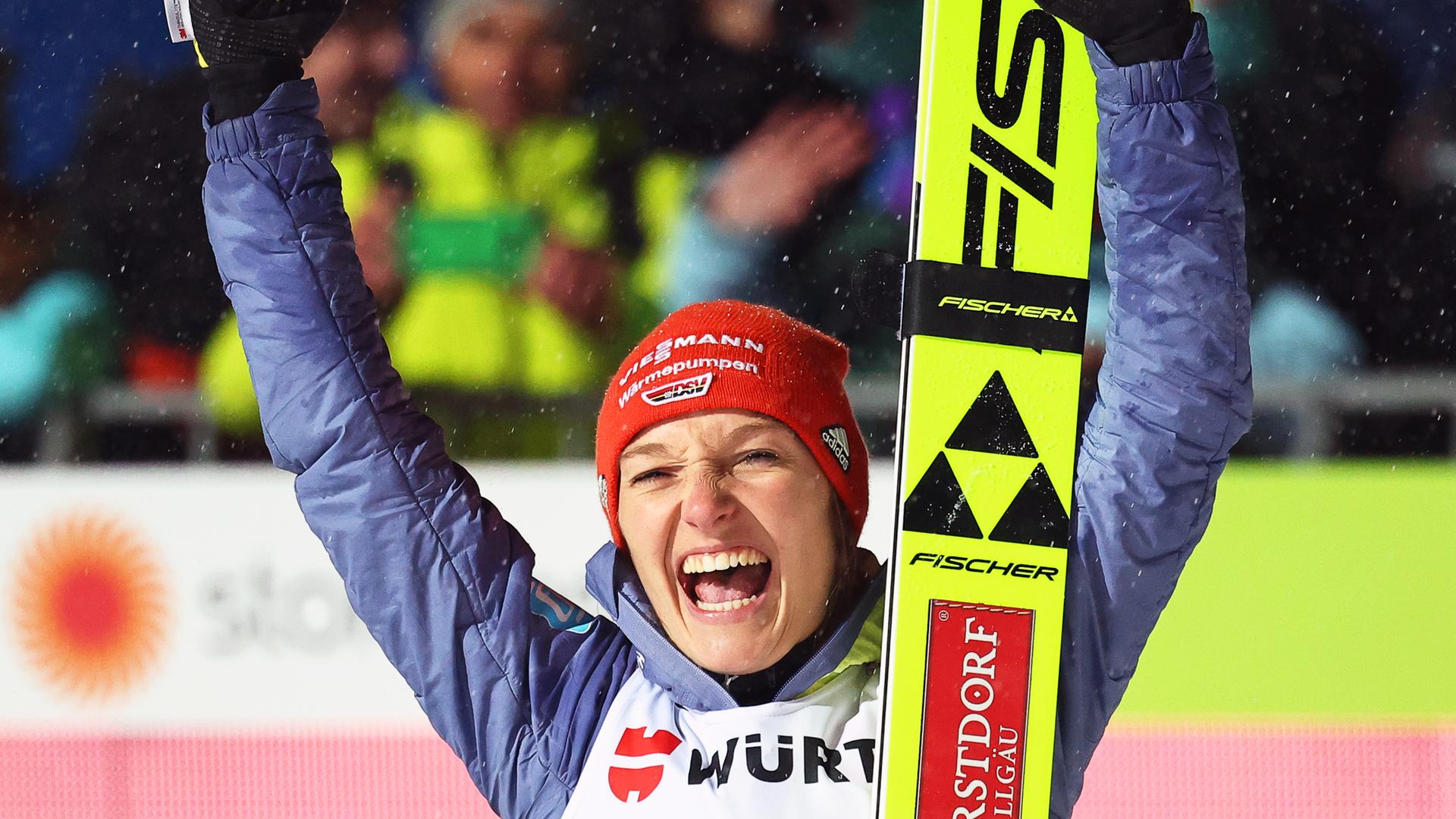 Katharina Althaus aus Deutschland jubelt über ihren dritten Platz. Katharina Althaus aus Deutschland jubelt über ihren dritten Platz.