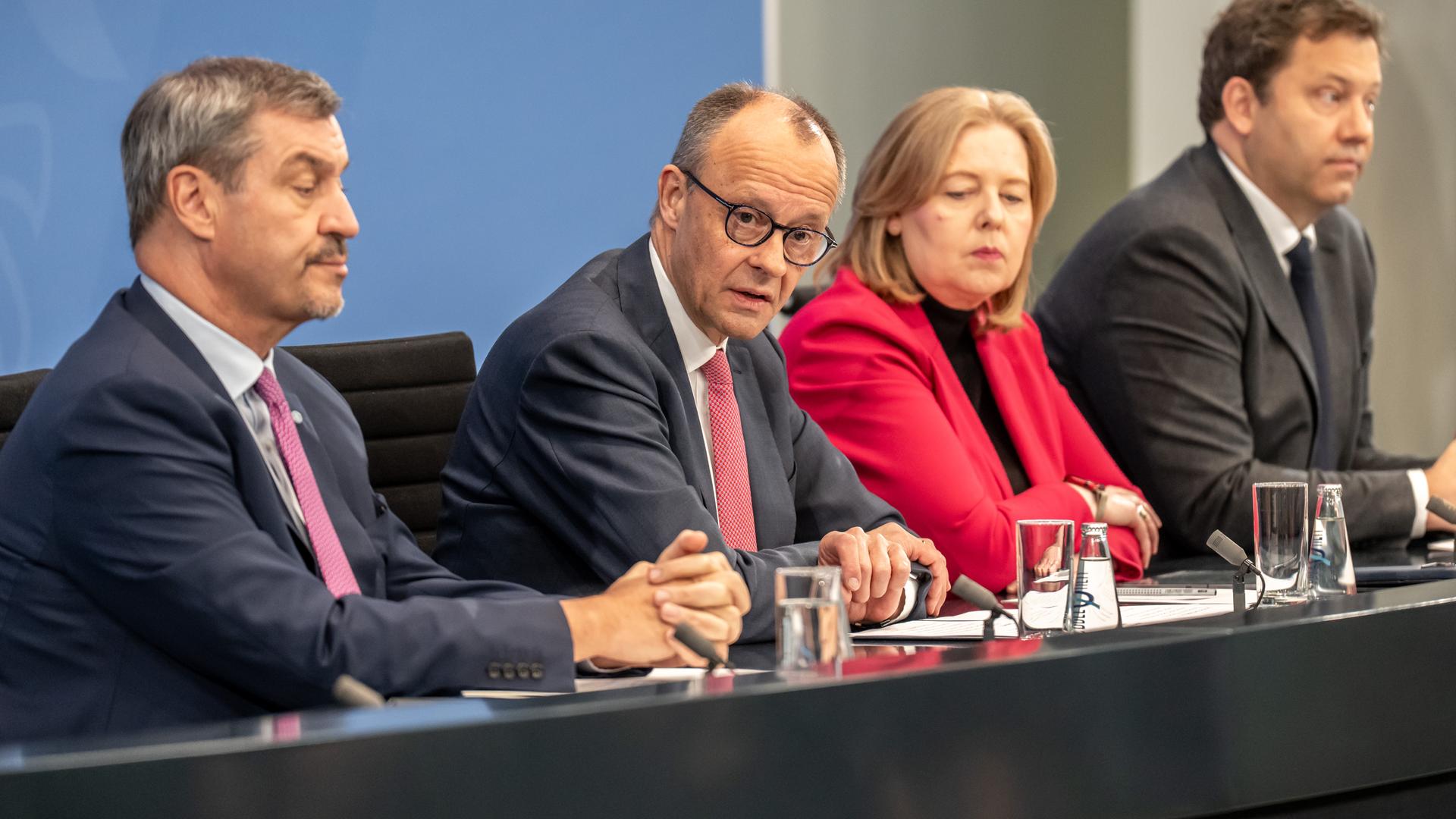 Pressekonferenz nach dem Koalitionsausschuss mit Bundeskanzler Friedrich Merz (CDU), dem bayersischen Ministerpräsidenten Markus Söder (lCSU), Bundesarbeitsministerin Bärbel Bas und Bundesfinanzminister Lars Klingbeil (beide SPD).