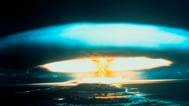 Nach einer Thermonukleare Explosion mit 150 Megatonnen auf dem Bikini-Atoll am 1. März 1954 ist am Himmel ein Atompilz zu sehen. 