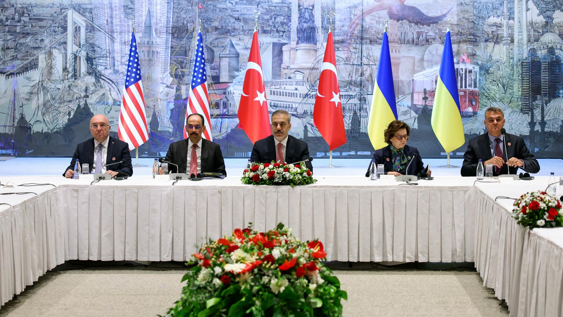 Der türkische Außenminister Hakan Fidan und der Direktor des türkischen Geheimdienstes Ibrahim Kalin (2. v. l.) bei einem Treffen zu Friedensgesprächen zwischen der Ukraine und Russland, Istanbul am 16.Mai 2025.