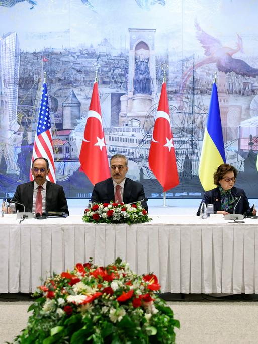 Der türkische Außenminister Hakan Fidan und der Direktor des türkischen Geheimdienstes Ibrahim Kalin (2. v. l.) bei einem Treffen zu Friedensgesprächen zwischen der Ukraine und Russland, Istanbul am 16.Mai 2025.