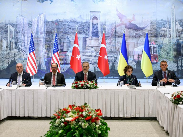 Der türkische Außenminister Hakan Fidan und der Direktor des türkischen Geheimdienstes Ibrahim Kalin (2. v. l.) bei einem Treffen zu Friedensgesprächen zwischen der Ukraine und Russland, Istanbul am 16.Mai 2025.