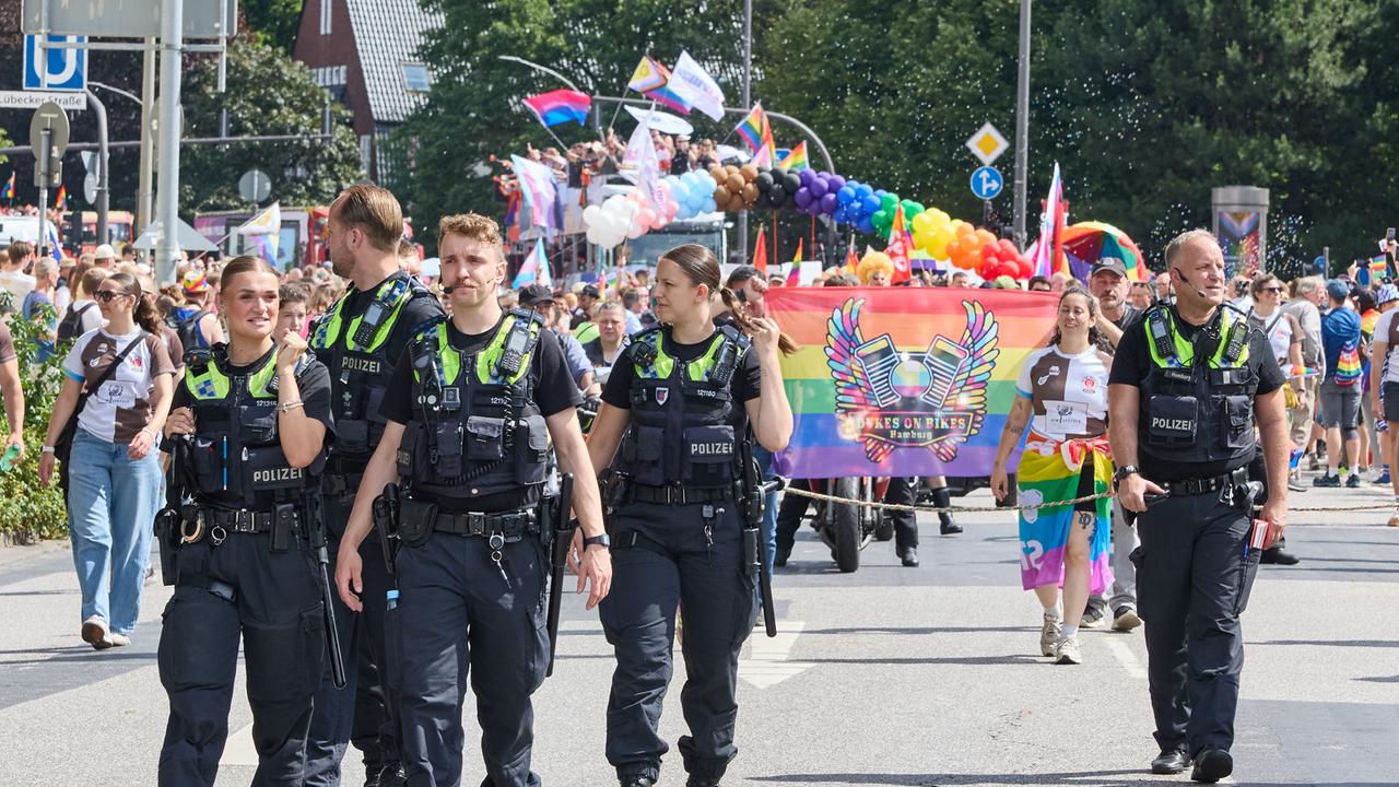 Polizisten begleiten die Hamburg Pride 2026-Parade zum Christopher Street Day.