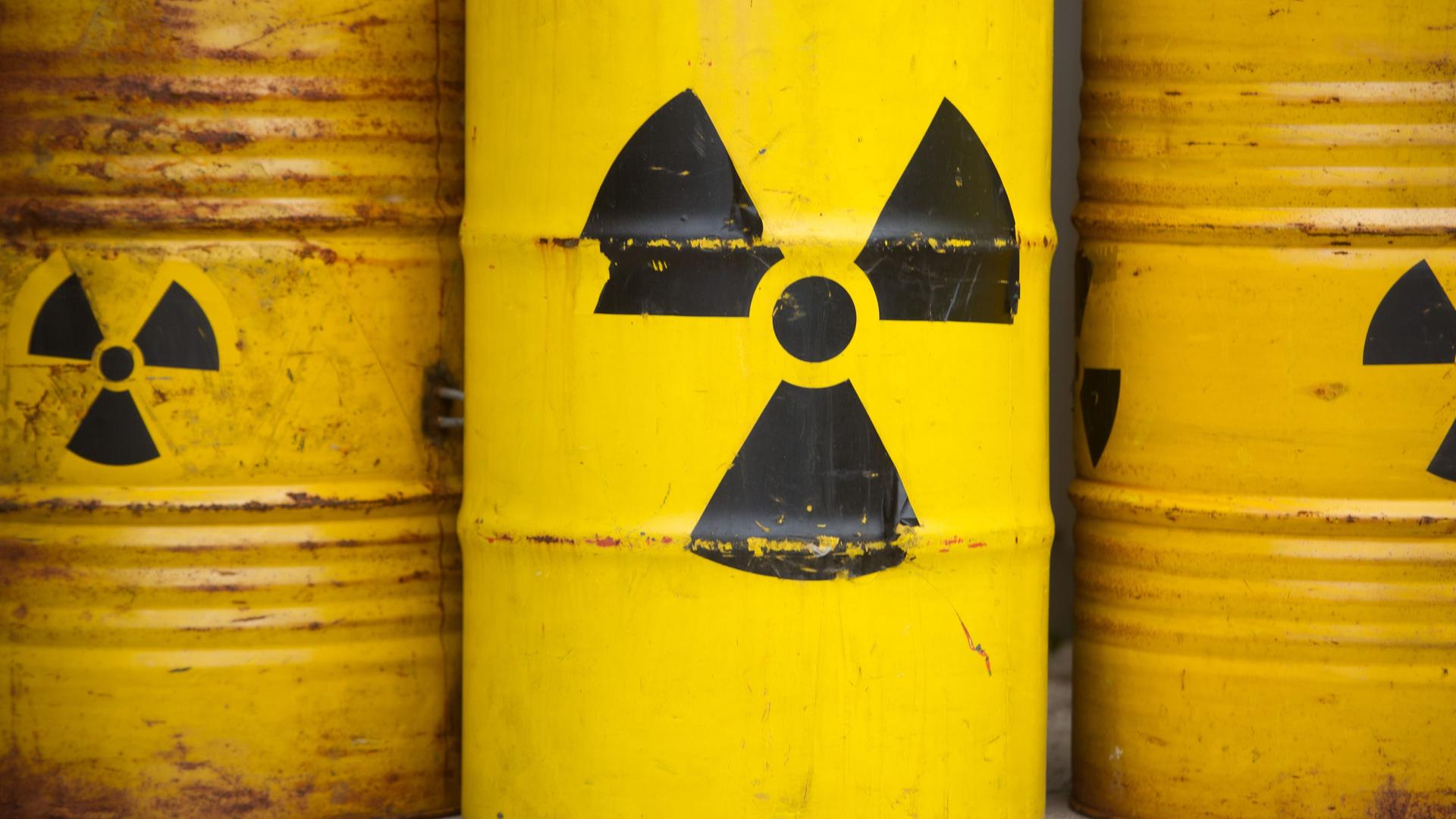 Zu sehen sind gelbe Tonnen mit dem Radioaktiv-Zeichen.