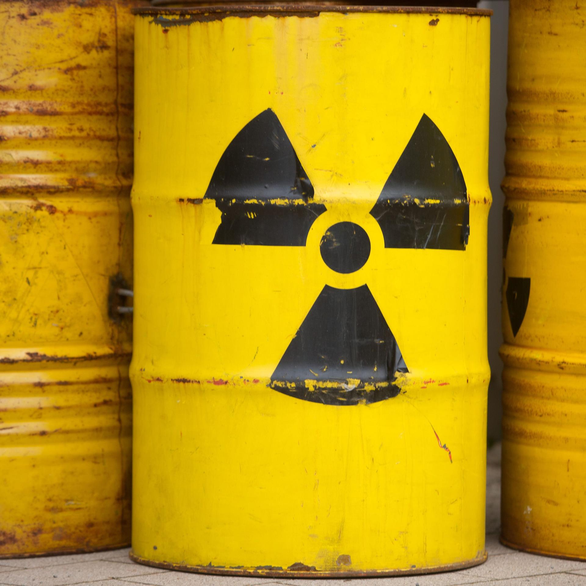 Zu sehen sind gelbe Tonnen mit dem Radioaktiv-Zeichen.