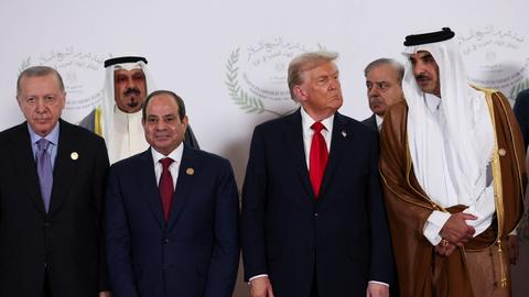 Präsident Donald Trump, Abdel Fattah al-Sisi, Tayyip Erdogan und Scheich Tamim bin Hamad Al Thani posieren für ein Familienfoto bei einem Gipfeltreffen der Weltführer zur Beendigung des Gaza-Krieges in Sharm el-Sheikh.