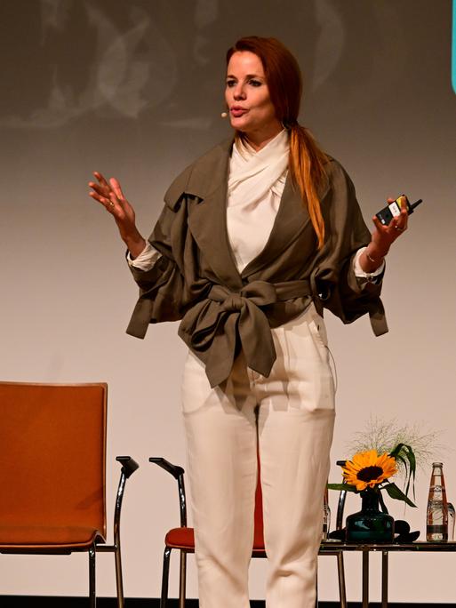 Die Zukunftsforscherin Florence Gaub bei einer Ansprache Die Zukunftsforscherin Florence Gaub bei einer Ansprache