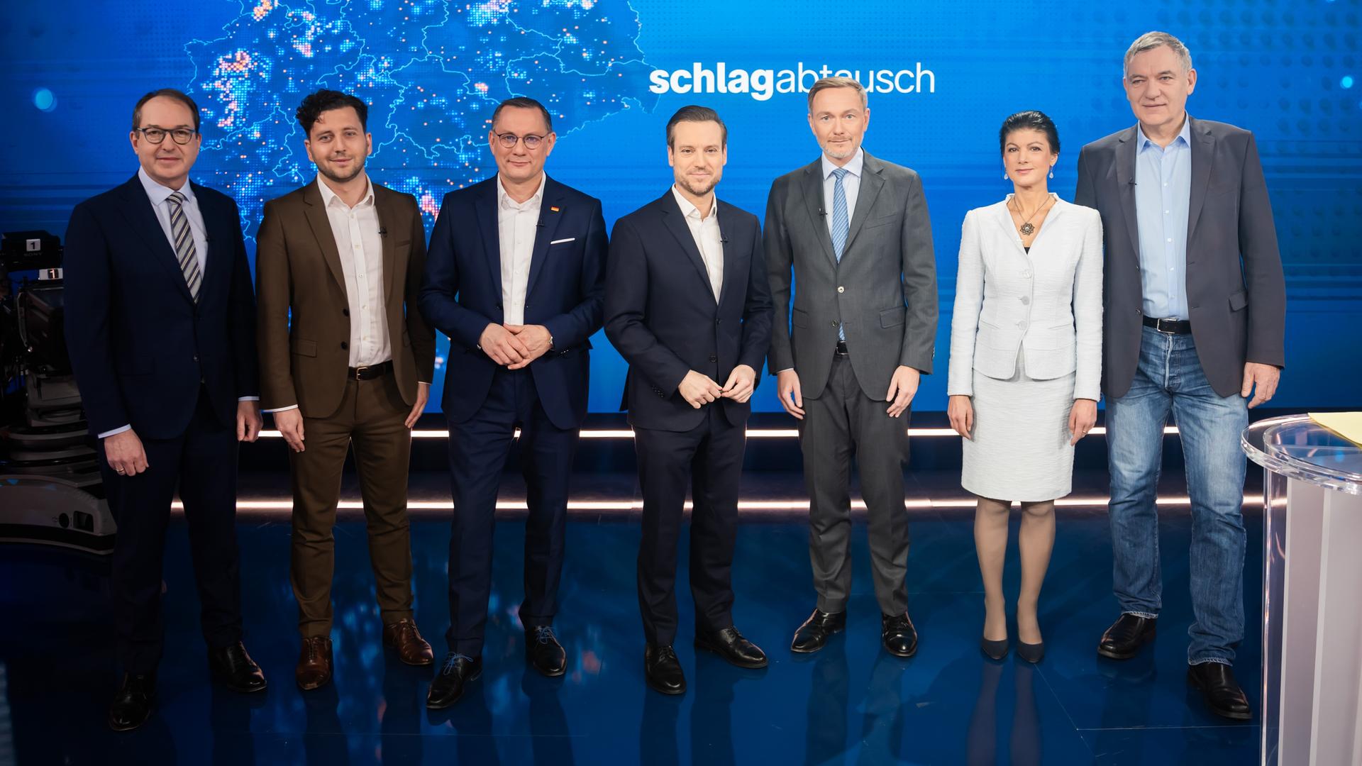 ZDF-Livesendung "Schlagabtausch": Die sechs Teilnehmer aus verschiedenen Parteien stehen mit dem Moderator für ein Foto nebeneinander.