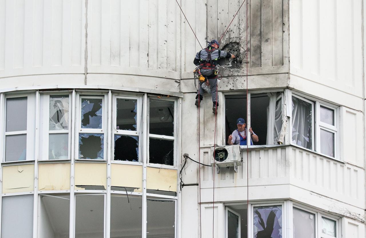 Diese Foto soll den Einschlag einer Drohne in ein Moskauer Wohnhaus zeigen. Es wird von der russischen Staatsagentur Tass zur Verfügung gestellt.