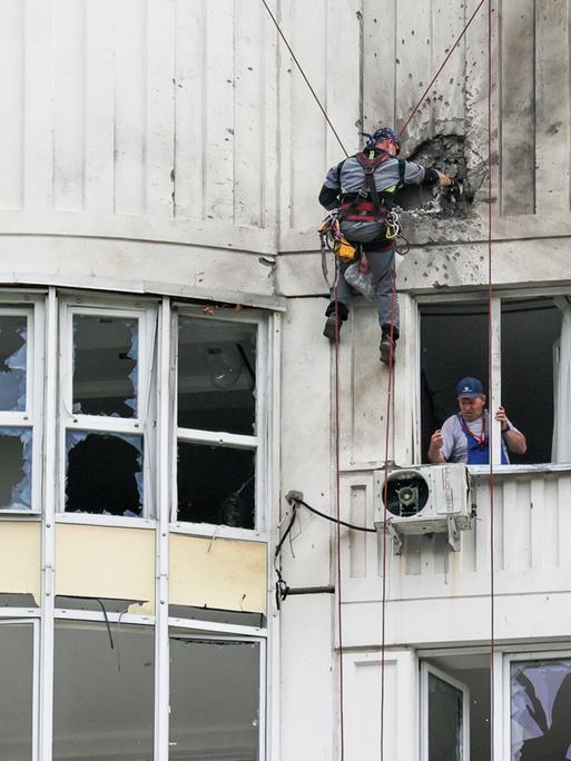 Diese Foto soll den Einschlag einer Drohne in ein Moskauer Wohnhaus zeigen. Es wird von der russischen Staatsagentur Tass zur Verfügung gestellt.