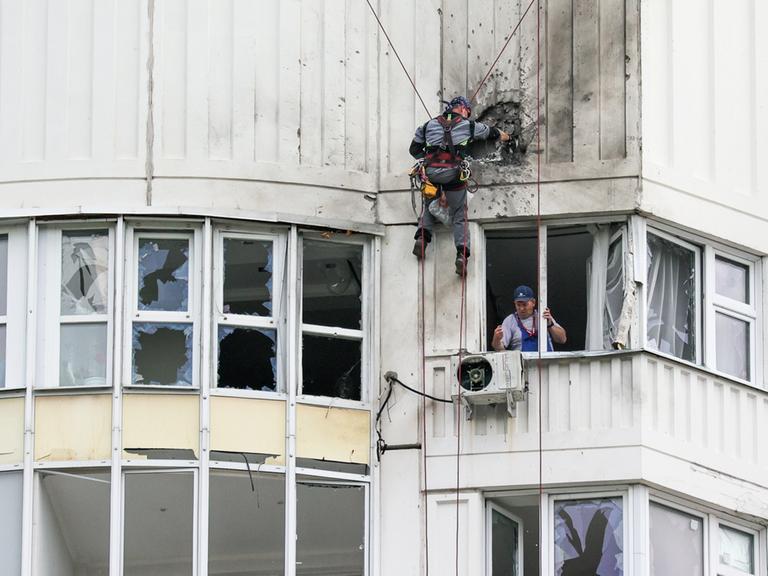 Diese Foto soll den Einschlag einer Drohne in ein Moskauer Wohnhaus zeigen. Es wird von der russischen Staatsagentur Tass zur Verfügung gestellt.