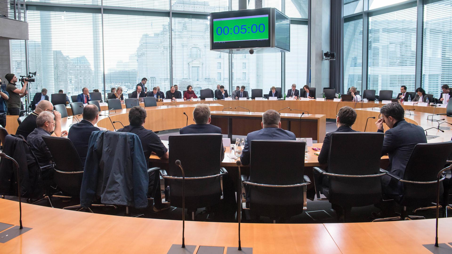 Der Sportausschuss des deutschen Bundestags während einer öffentlichen Sitzung.