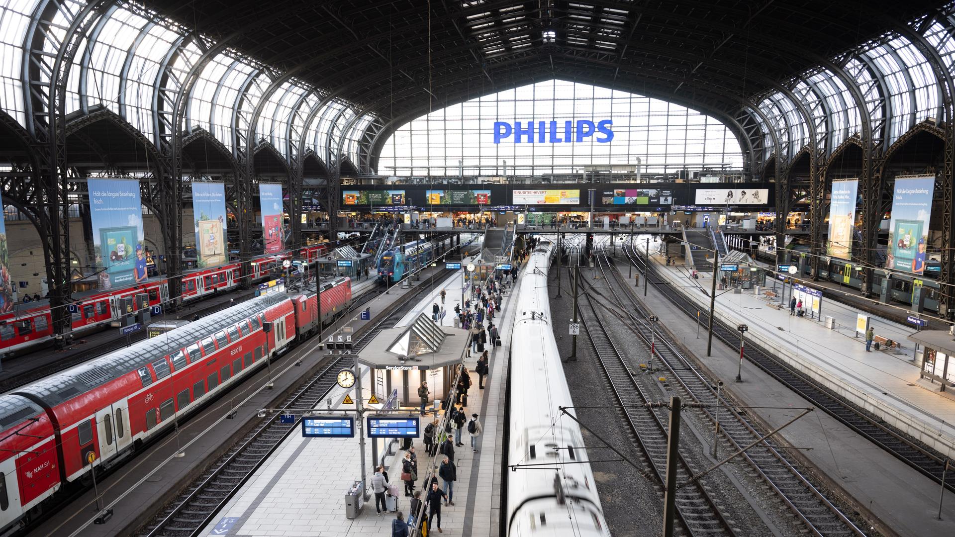 Reisende warten am Hauptbahnhof auf einen ICE der Deutschen Bahn. Reisende warten am Hauptbahnhof auf einen ICE der Deutschen Bahn.