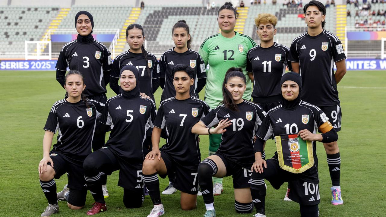 Die Mannschaft der afghanischen Exil-Fußballerinnen steht und hockt zu einem Gruppenfoto zusammen.