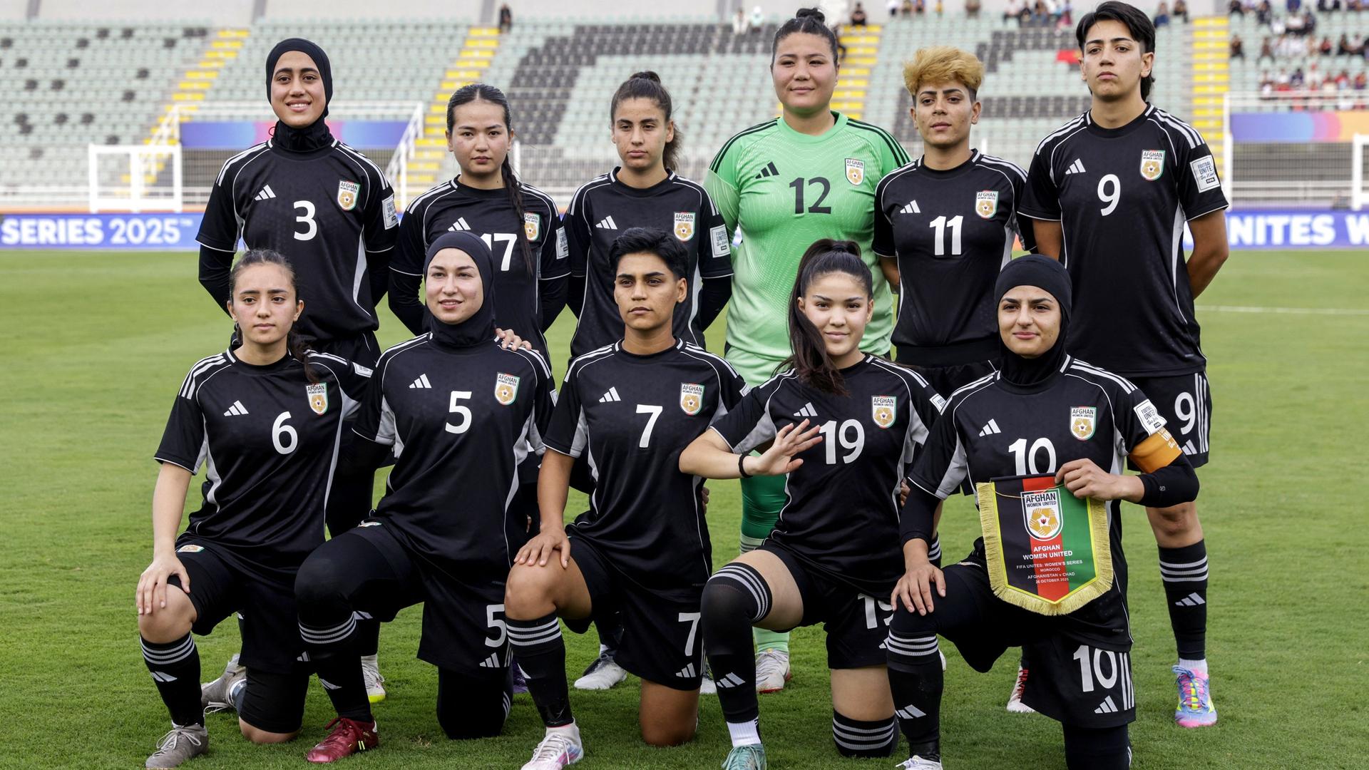 Die Mannschaft der afghanischen Exil-Fußballerinnen steht und hockt zu einem Gruppenfoto zusammen. Die Mannschaft der afghanischen Exil-Fußballerinnen steht und hockt zu einem Gruppenfoto zusammen.