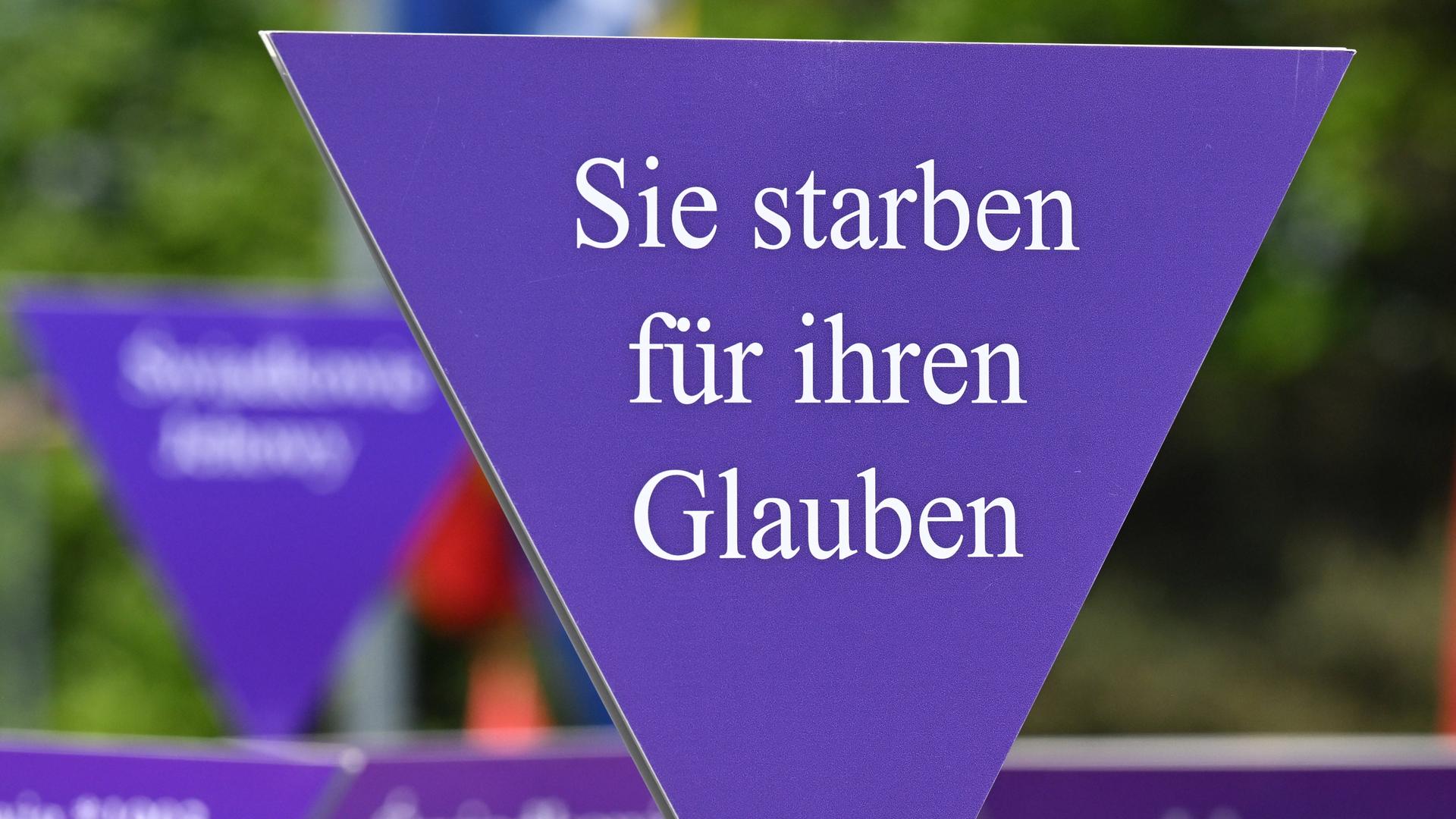 Das Bild zeigt Tafeln der Zeugen Jehovas Bibelforscher 2025 - 80. Gedenktag der Befreiung des KZ-Lagers Mauthausen am 11.05.25.